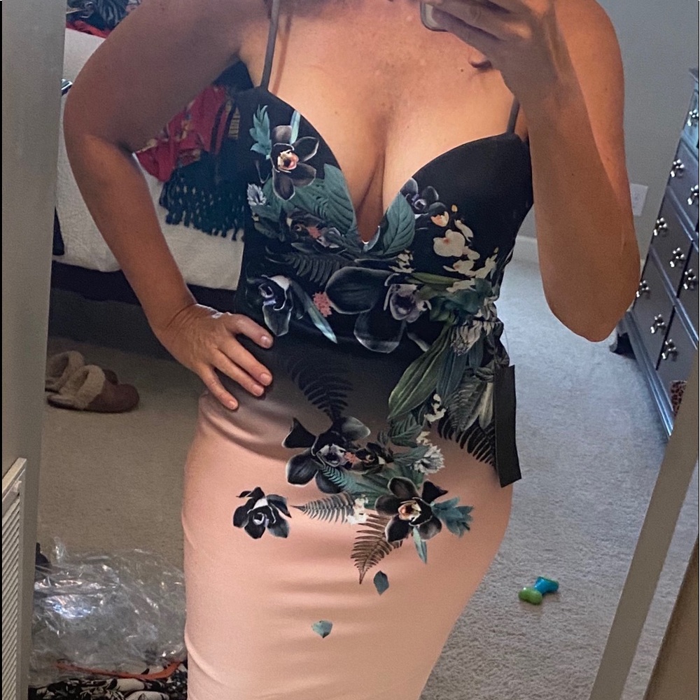 Beautiful BEBE floral party dress